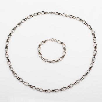 Jorma Laine, Rannekoru ja kaulakoru, hopeaa. Kultateollisuus, Turku 1966 ja 1971.