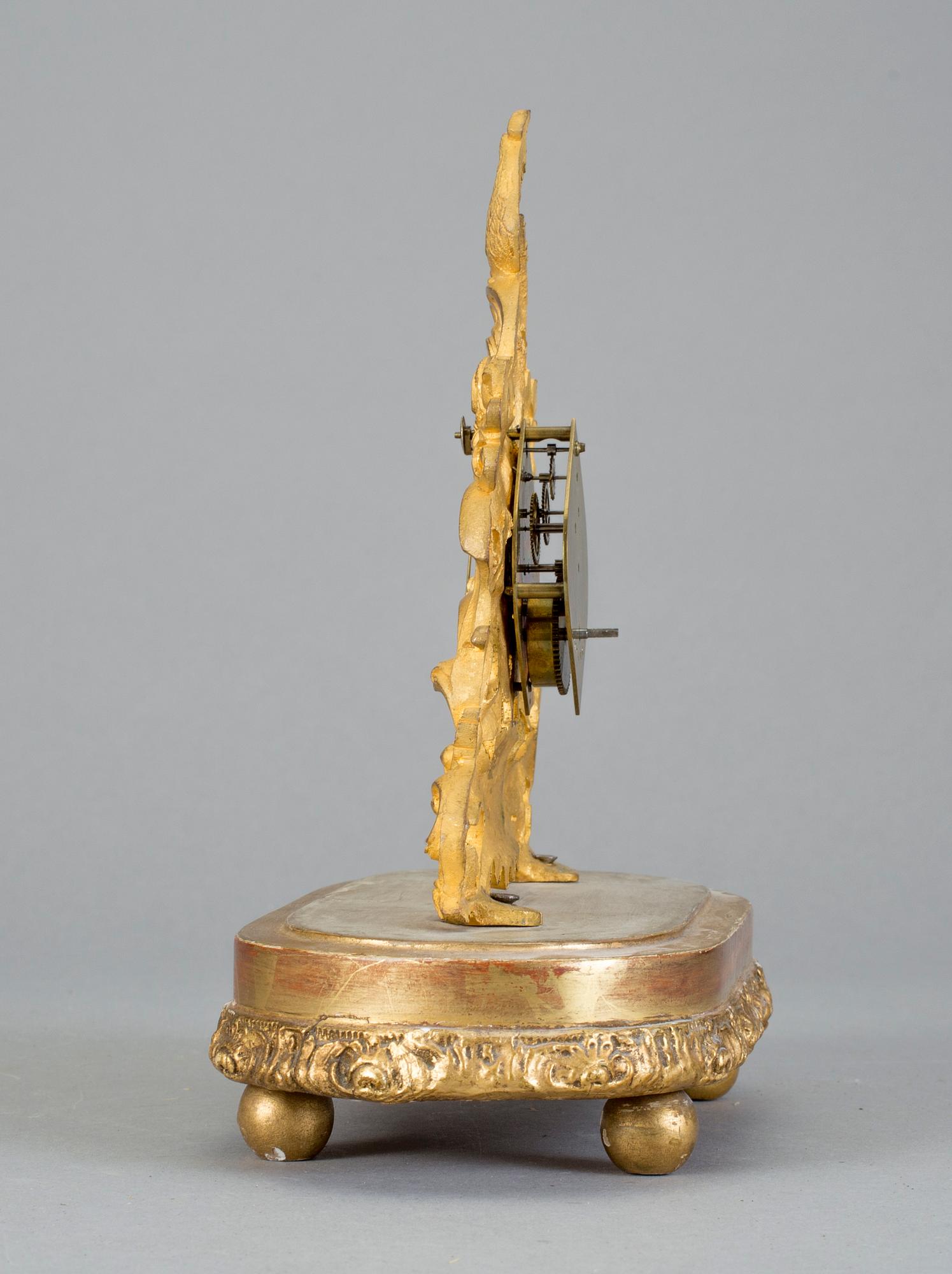 BORDSPENDYL, märkt Roja Paris, 1800-talets andra hälft.