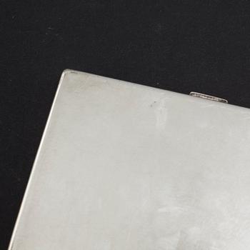 A cigarette case and a small box in silver, first half of the 20th century. Total weight 155 g.