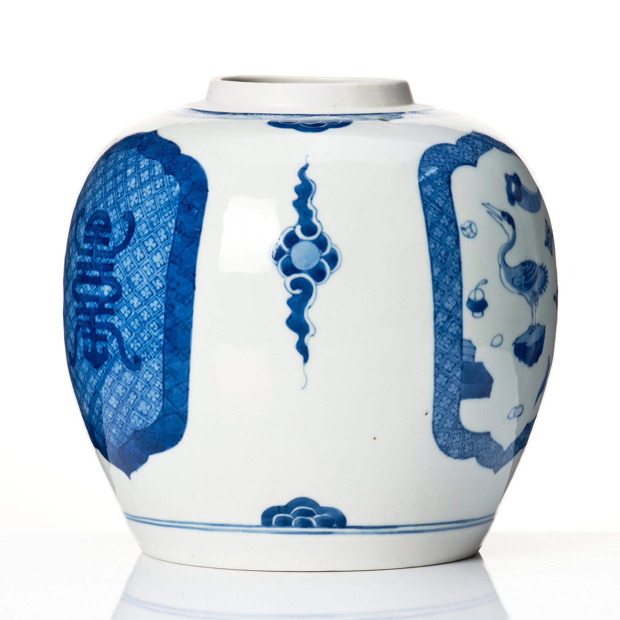 A blue and white jar, Qing dynasty, Kangxi (1662-1722).