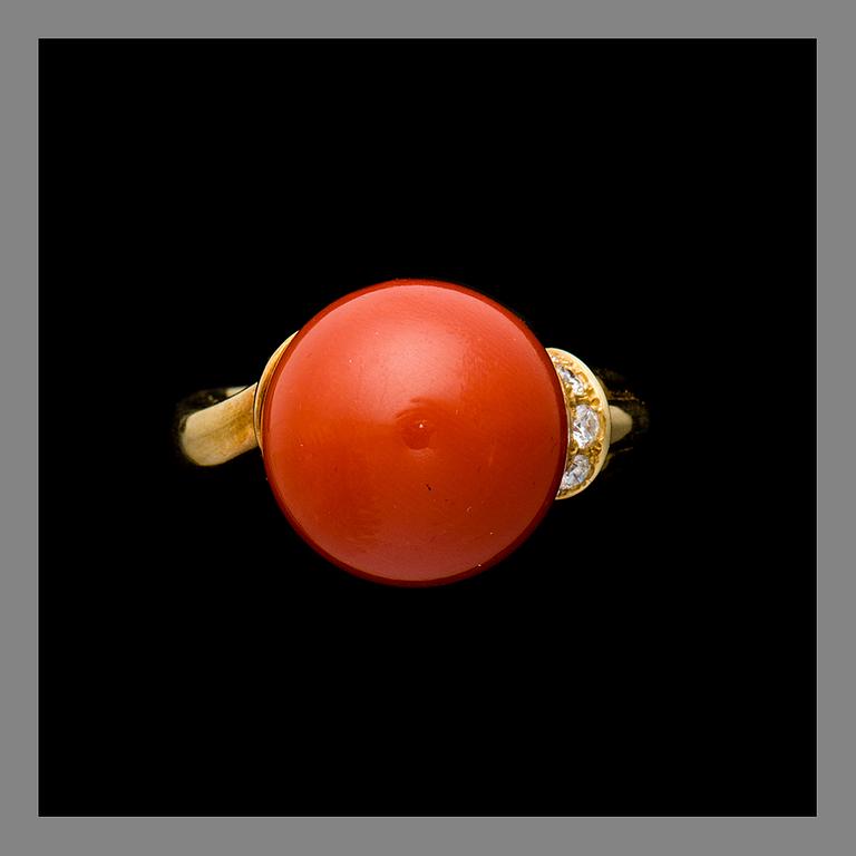 A RING, 18K gold, coral, brilliant cut diamonds. Weight c. 7.4 g.