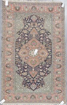 MATTA. Semiantik Kayseri sannolikt. Ca 181 x 115,5 cm.