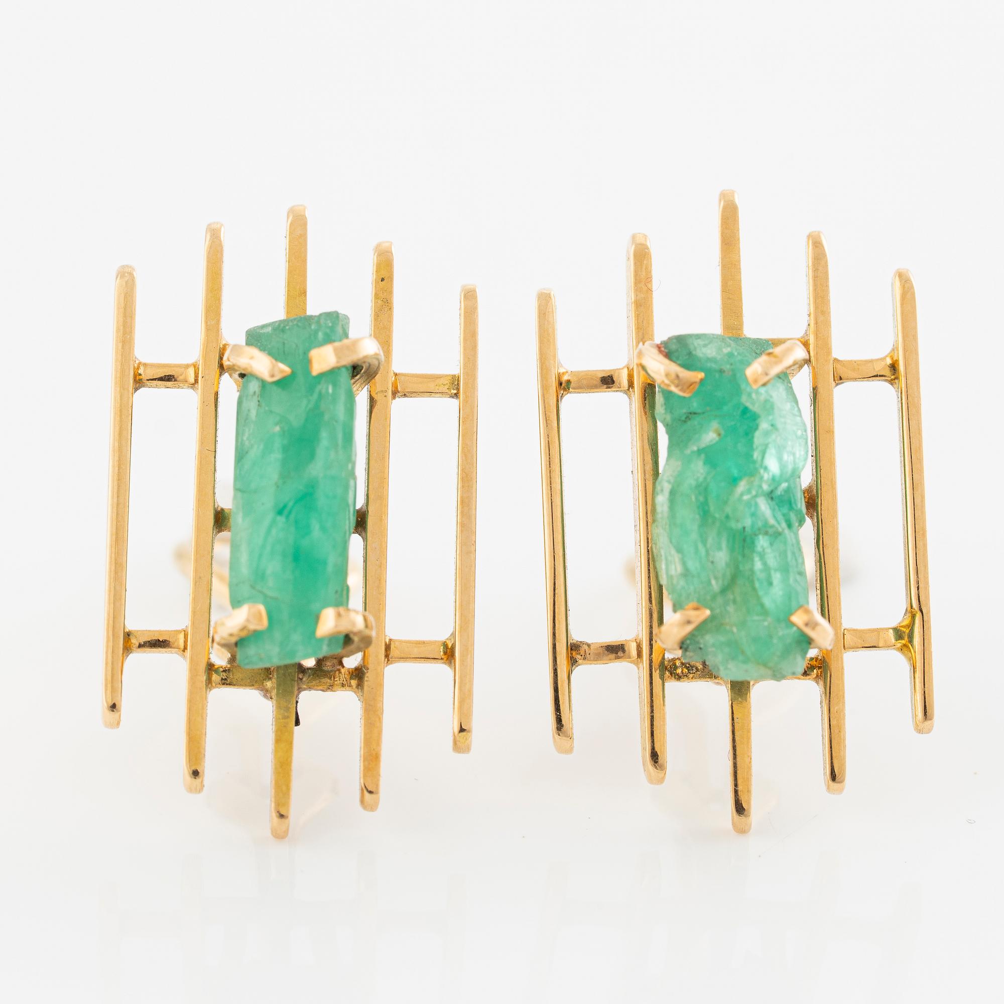 Örhängen, ett par, 14K guld med smaragder.