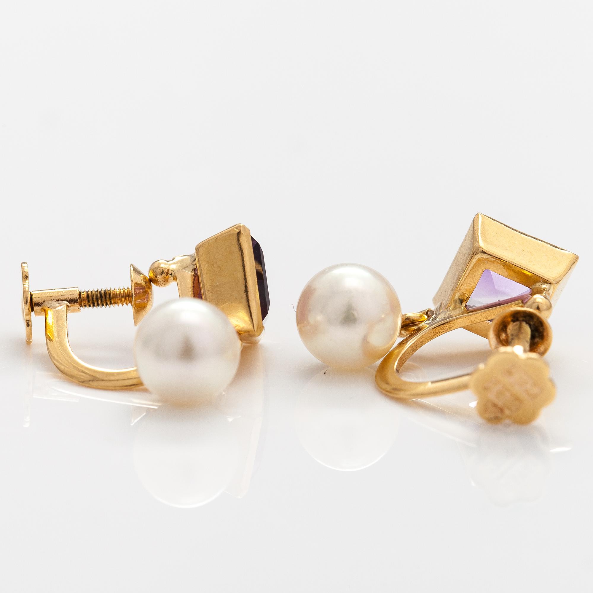 A pair of 18K gold earrings with amethysts and cultured pearls. Ljungström Sigvard, Stockholm.