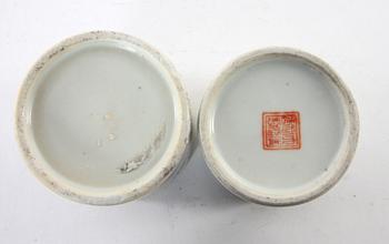 PENSELSTÄLL, 2 st, porslin, sen Qing.