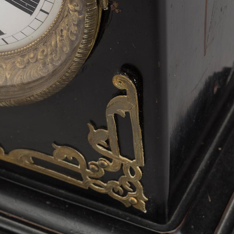 A MANTELPIECE CLOCK AROUND 1900.