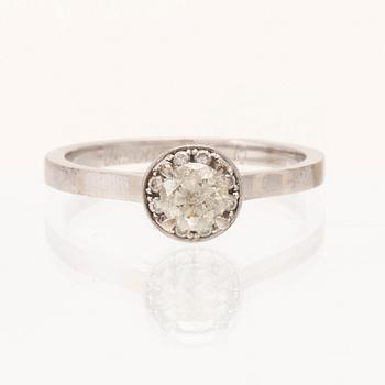 An 18K white gold ring set with round brilliant-cut diamonds.