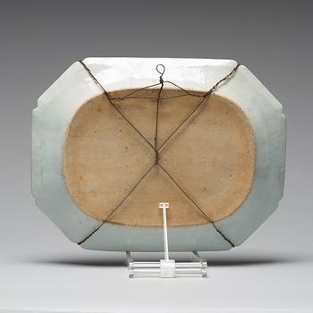 STEKFAT samt djupa TALLRIKAR, tre stycken, mandarinporslin. Qingdynastin, Qianlong (1736-95).