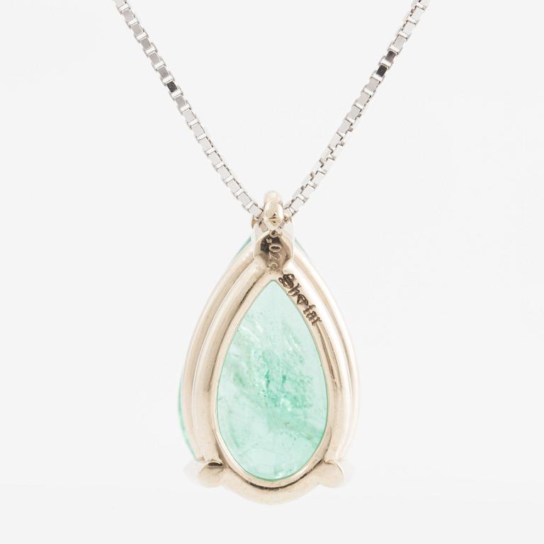 Pendant with chain. 18K gold and white gold with a drop-shaped emerald.