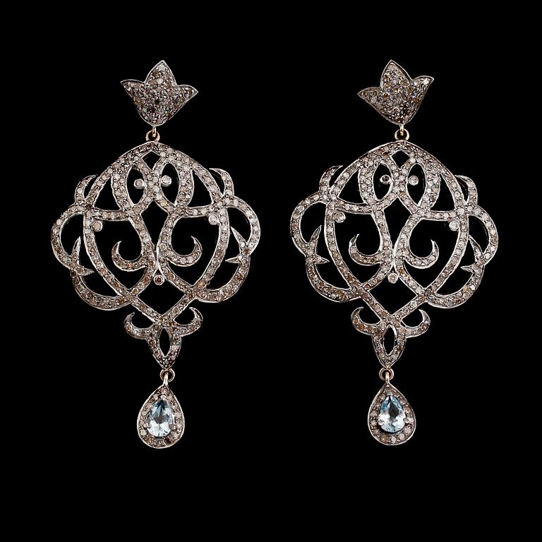 ÖRHÄNGEN, 1 par, 18 k guld och oxiderat silver, akvamariner och diamanter tot 3.10 ct. Total vikt ca 15 g.