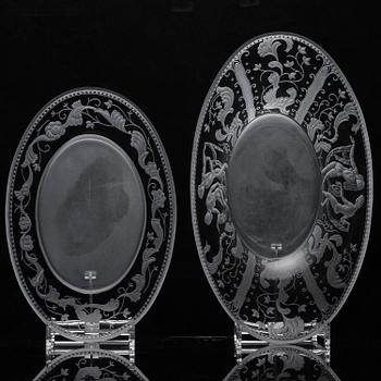 Simon Gate, an engraved Swedish Grace glass bowl on a plate, Orrefors, Sweden 1926, model 147.