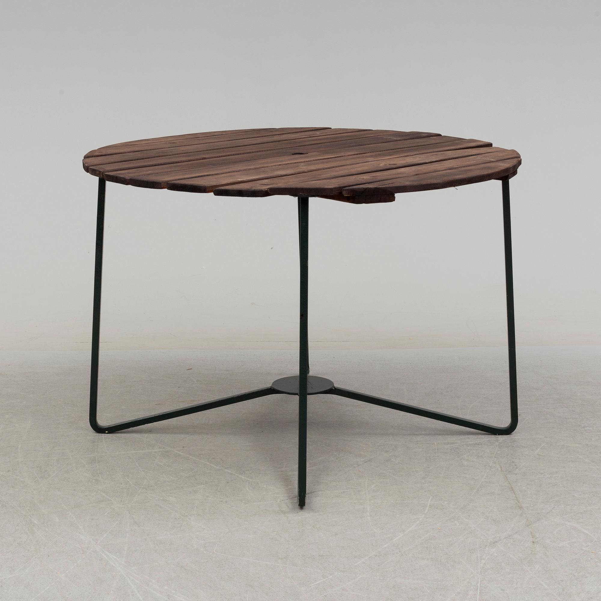 A Garden table and 4 chairs 20th century.