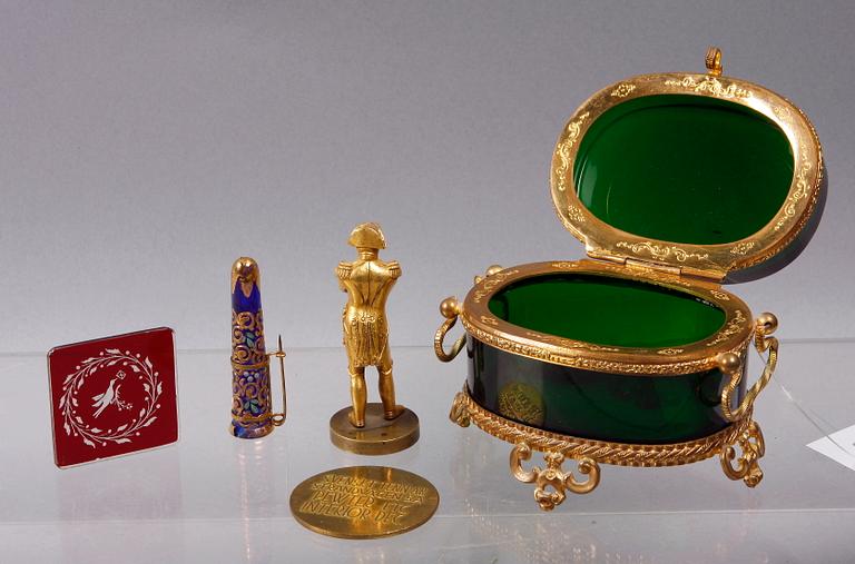 PRYDNADSSKRIN MED DIV INNEHÅLL, metall, glas, renässansstil, omkring 1900.