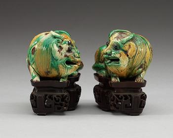 A pair of 'egg and spinach' mythological beasts, Qing dynasty, Kangxi (1662-1722).
