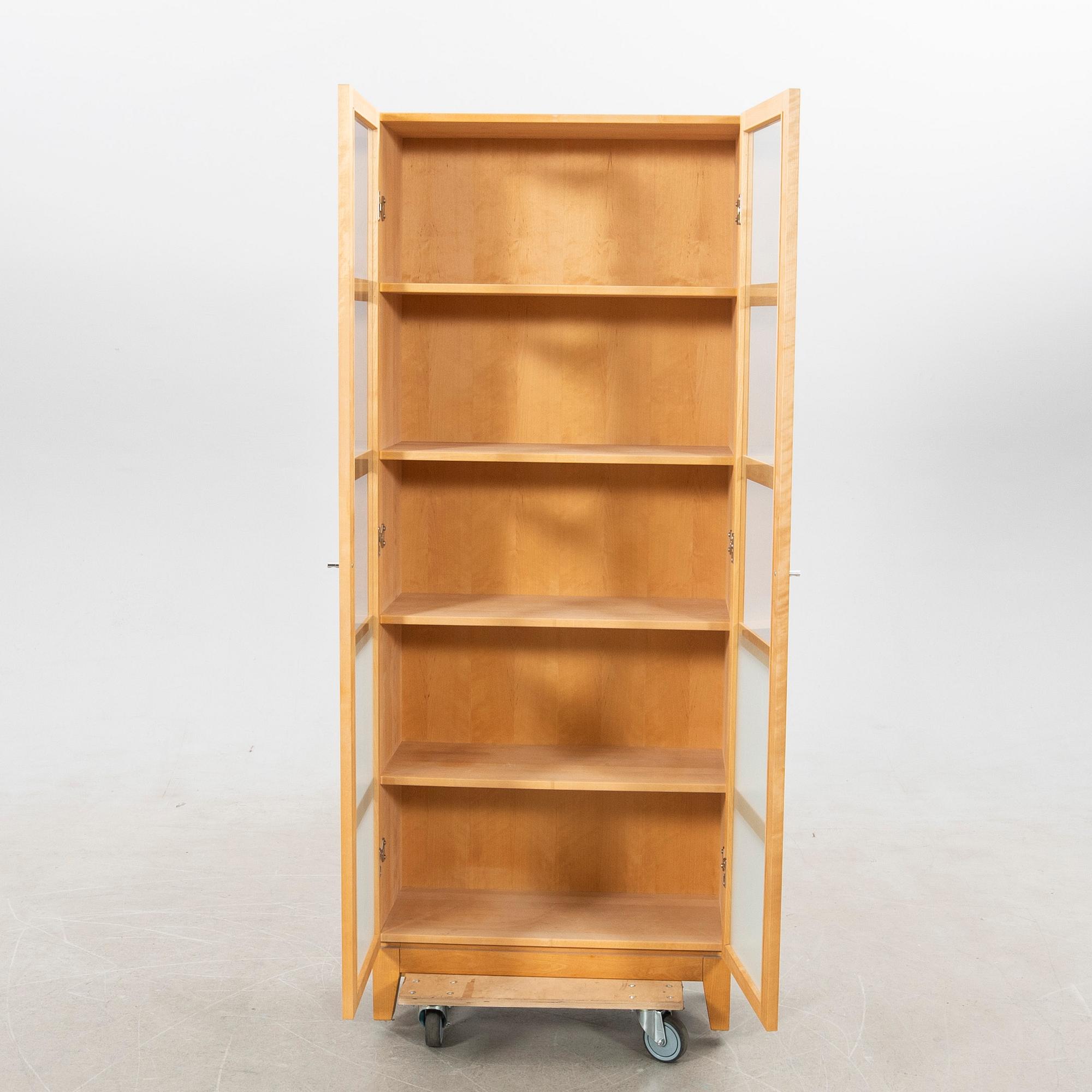 Vitrinskåp, Marit Stigsdotter ”Allegro”, Stolab 2004.