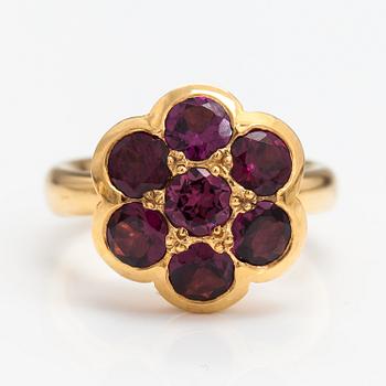 An 18K gold ring "Gingerbread" with rodolite garnets. Ofelia Jewelry, Helsinki.