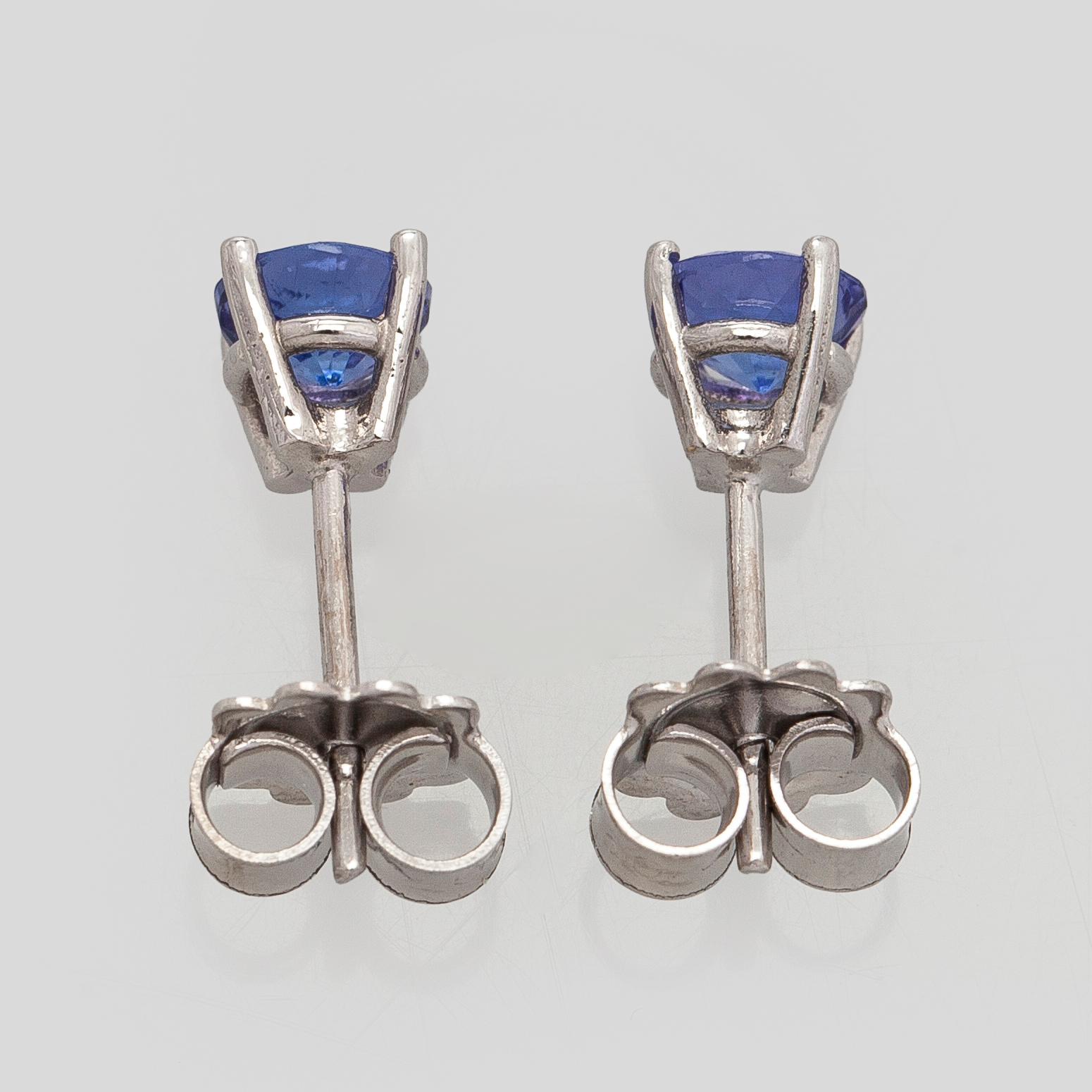 Korvakorut, 18K valkokultaa ja tanzaniitteja.