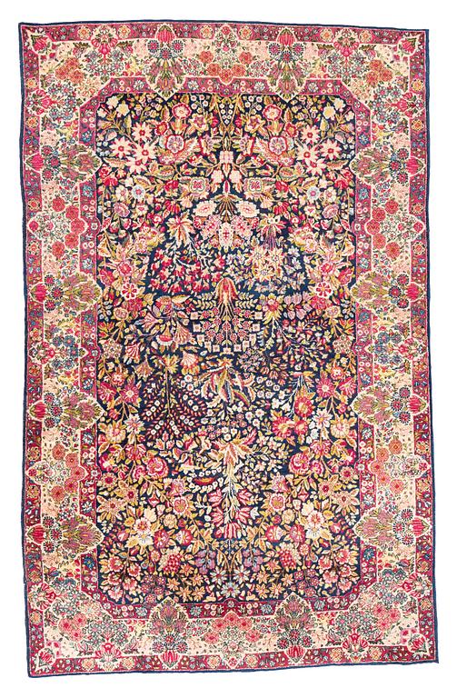 A rug, semi-antique Kerman, ca 218 x 140,5 cm.