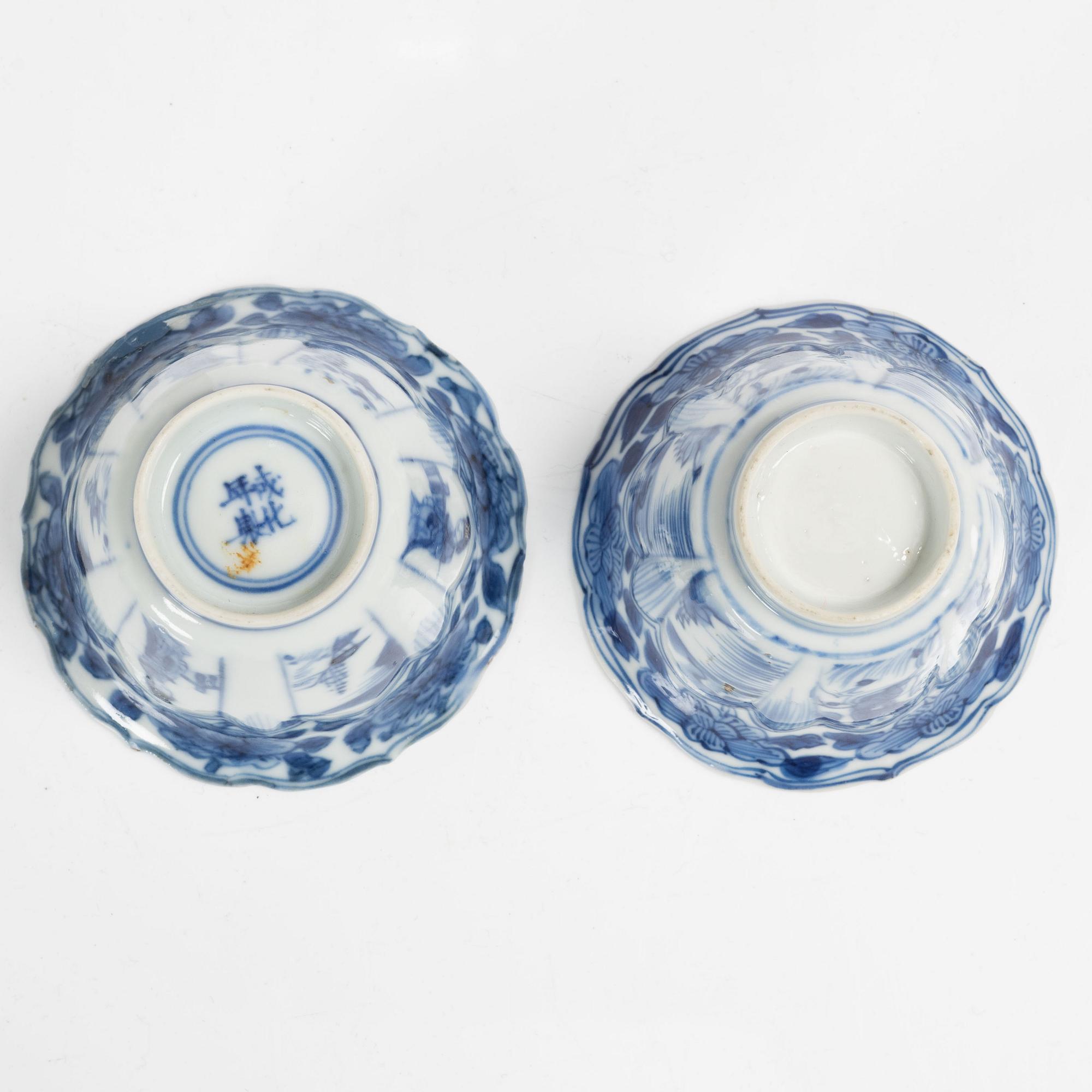 Koppar, två stycken, samt fat, porslin, Kina, Qingdynastin, Kangxi (1662-1722).
