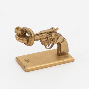 Carl Fredrik Reuterswärd, a brass 'Non violence' sculpture from Skultuna, signed.