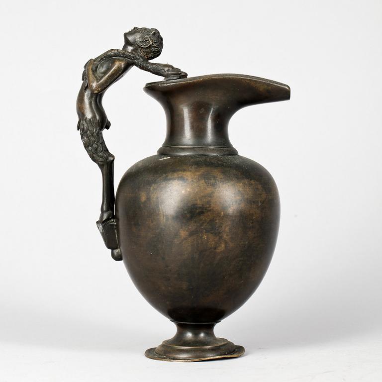 FIGURIN samt KANNA, brons, 1900-tal.