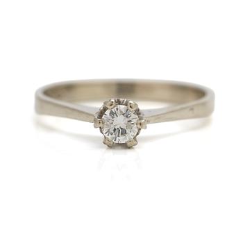 Solitare ring in 18K white gold with one diamond.