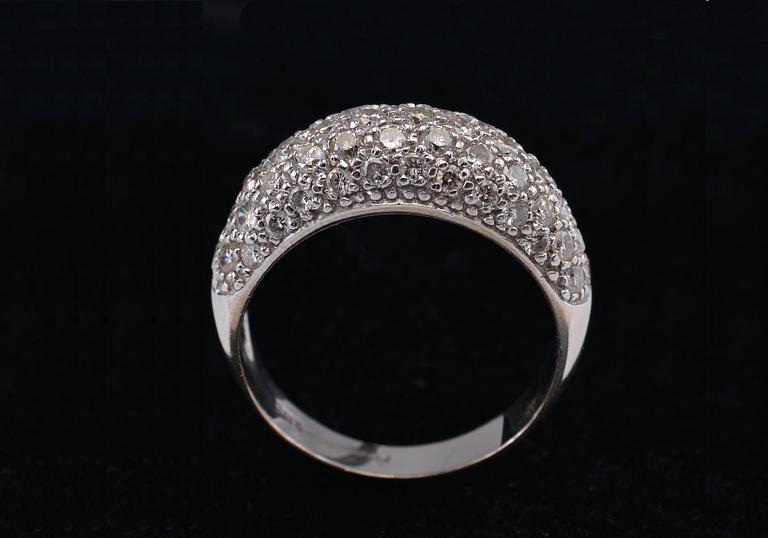 A RING, brilliant cut diamonds c. 1.3 ct, 18K white gold, size 18, weight 5,4 g.