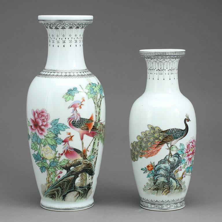 URNOR, 2 st, porslin, Kina, 1800-tal samt modern tillverkning.