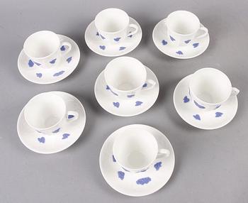 KAFFE- samt TEKOPPAR med FAT, 7 st, benporslin, "Blå Blom" Gustavsberg.