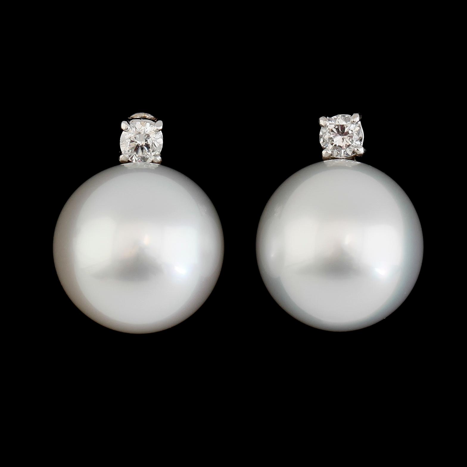 ÖRHÄNGEN, 1 par, 18K vitguld, 2 southsea pärlor, 2 briljantslipade diamanter tot ca 0.50 ct.