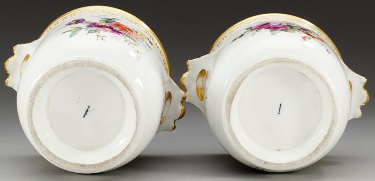 VINKYLARE, ett par, porslin. Berlin, 1800-tal.