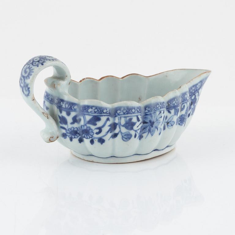 A blue and white porcelain sauce boat, China, Qing dynasty, Qianlong (1736-95).