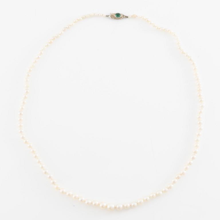 Collier med doserade odlade pärlor, lås 18K vitguld med cabochonslipad smaragd.