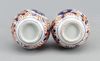 VASER, ett par, porslin, Japan. Sekelskiftet 1900.