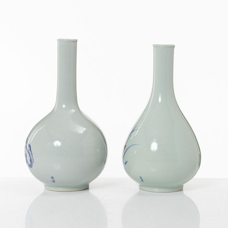 Two porcelain bottles, Japan/Korea, 20th century.