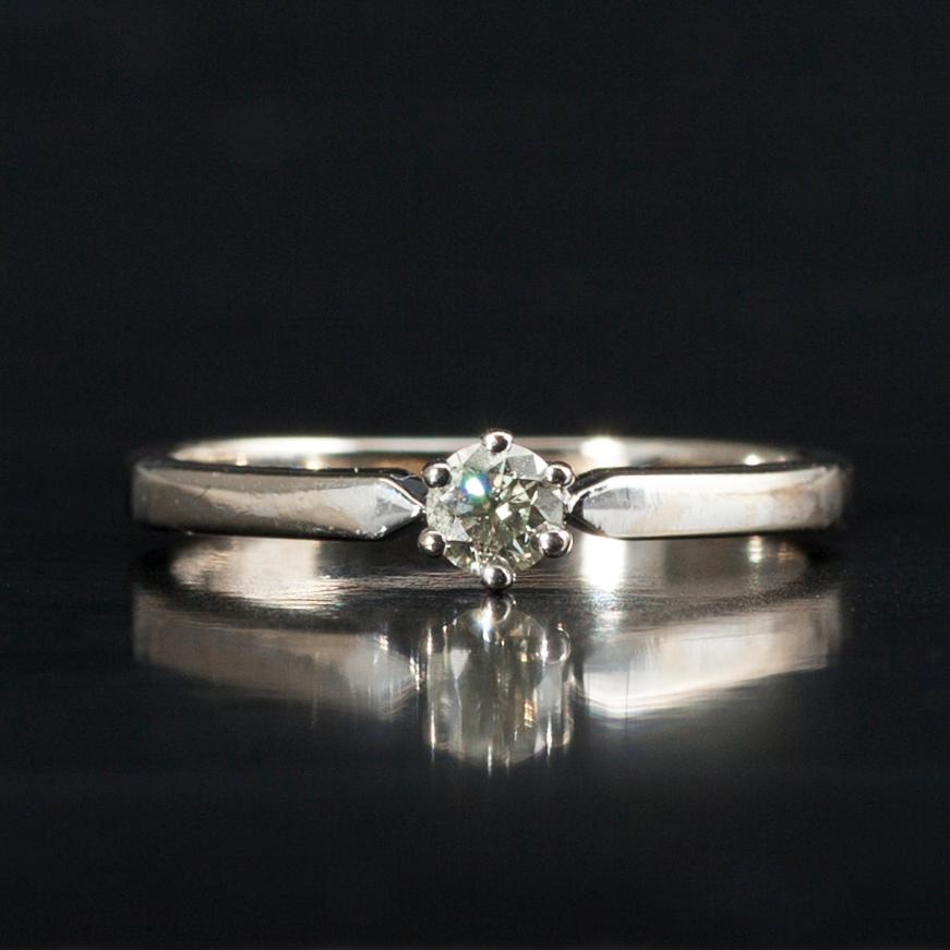 RING, 18K vitguld, briljantslipad diamant 0,17 ct. Gassan. Vikt 2,1 ct. Intyg.