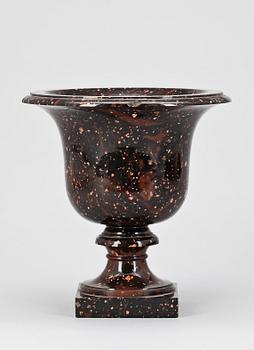 URNA, porfyr, Älvdalen, 1800-talets första hälft.