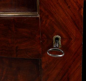 HÖRNSKÅP, sannolikt stockholmsarbete, Karl Johan, 1800-talets första hälft.