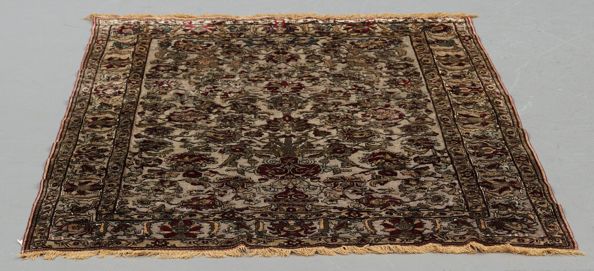 Matta, antik silke metallbroscherad Keshan, sannolikt omkring 1910, ca 200-202,5 x 129-131 cm.