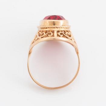 Ring, guld med syntetisk rubin.