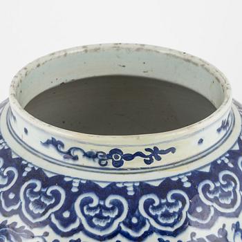 A blue and white vase, late Qing dynasty, circa 1900.