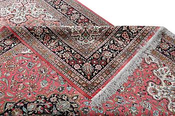 Matta, silkeghom, ca. 305 x 205 cm.