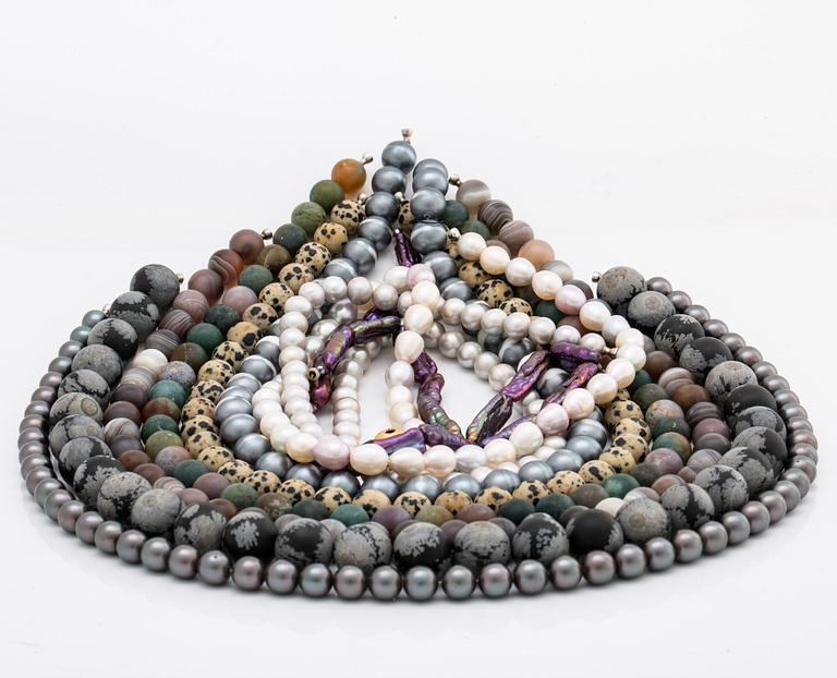 LYNGGAARD, 9 neclaces and clasp 18K gold, original cases, 1 case damaged, lengths approx 40-46 cm.