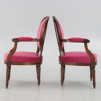 Karmstolar, ett par, gustaviansk stil, 1900-talets första hälft.