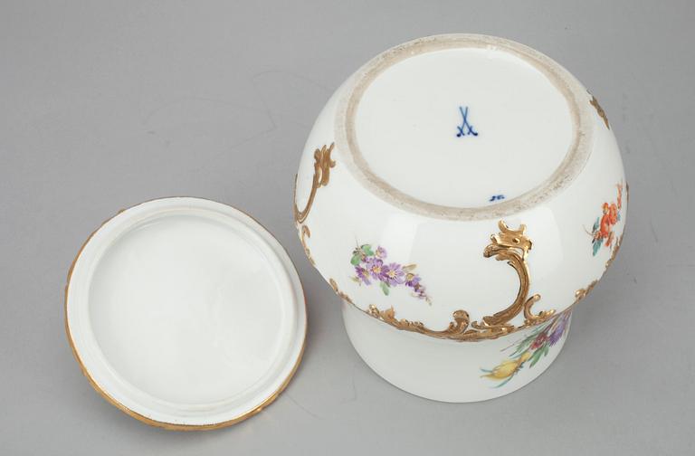 SKÅL MED LOCK, porslin, Meissen, 1900-talets början.