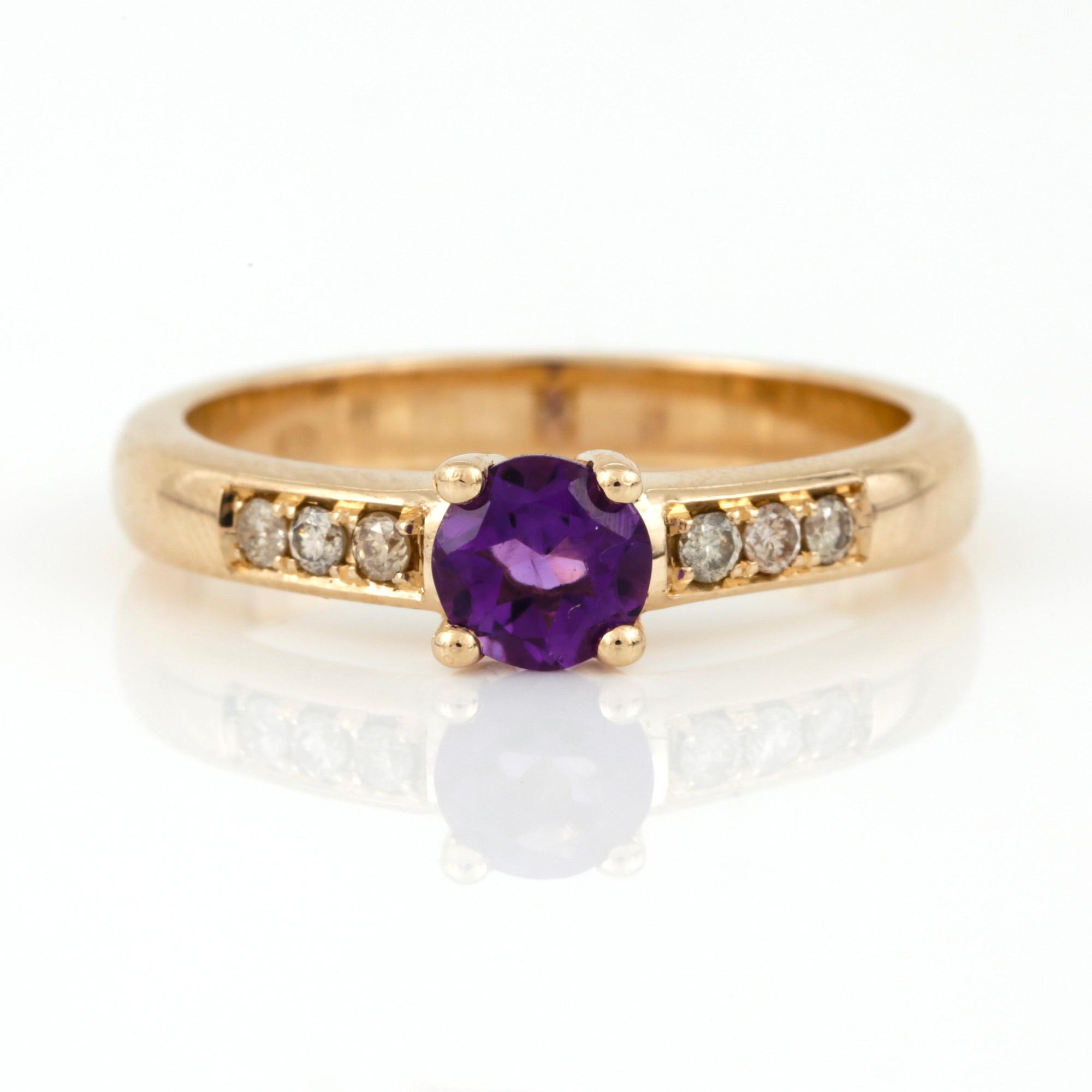 RING, 14K guld med rund fasetterad ametist ca 0,44 ct och briljantslipade diamanter tot ca 0,11 ct. Vikt 3,75 g.