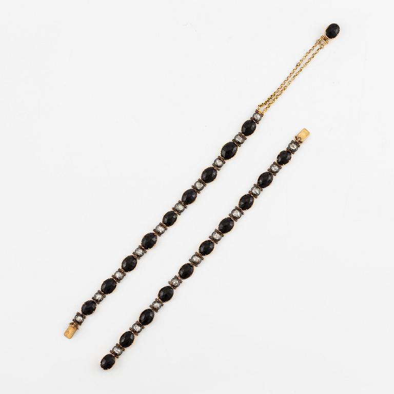 A necklace/bracelet combination 18K gold and silver set with onyx and rose-cut diamonds, 19th century.