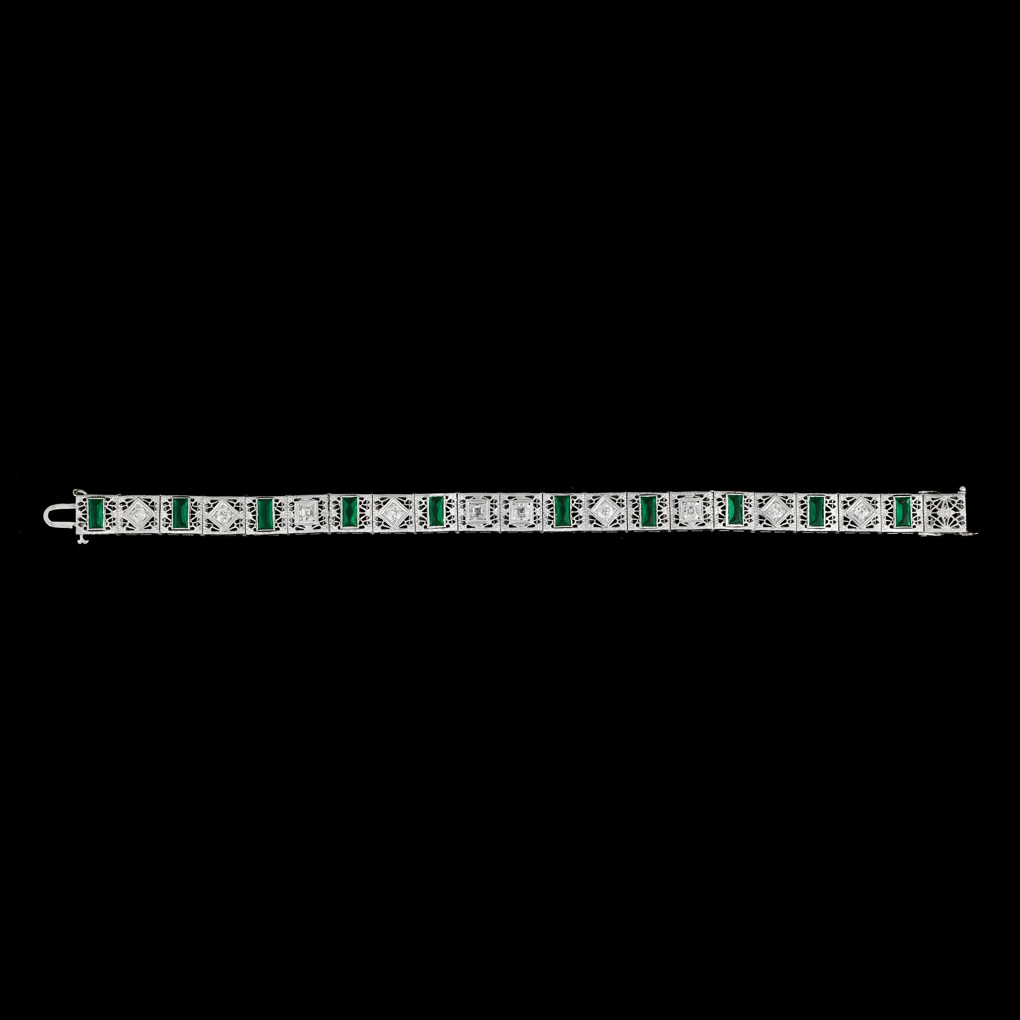ARMBAND, 14k vitguld med grön stenar och diamanter, tot ca1,00ct. Art deco, 1900-talets mitt. Vikt 14,8g.