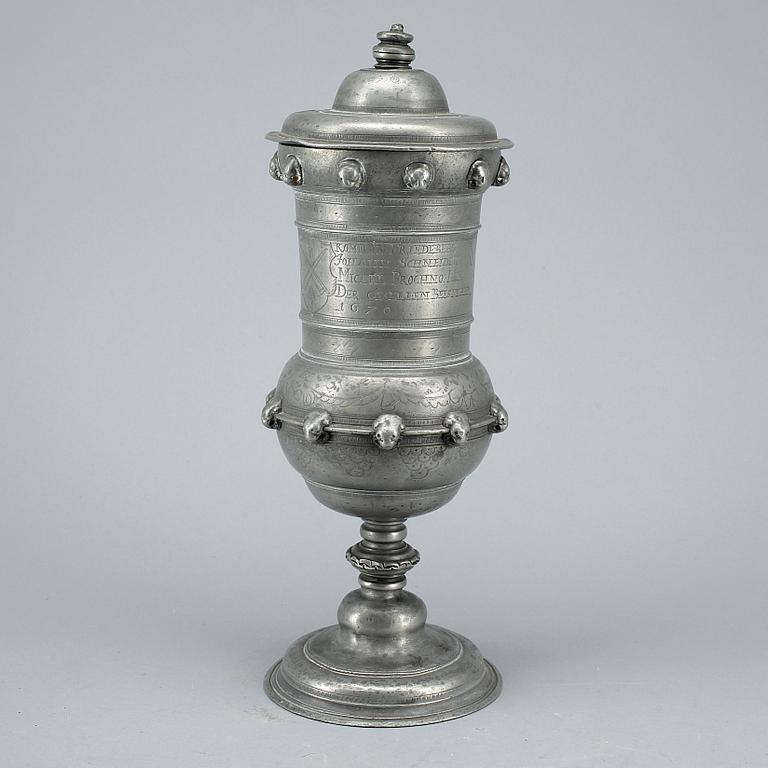 SKRÅPOKAL, tenn, Barock, otydliga stämplar, troligen Tyskland, bär datering 1670.