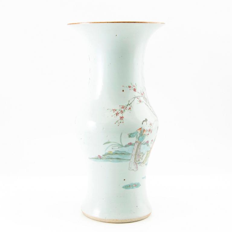 A Chinese vase, 20th century.